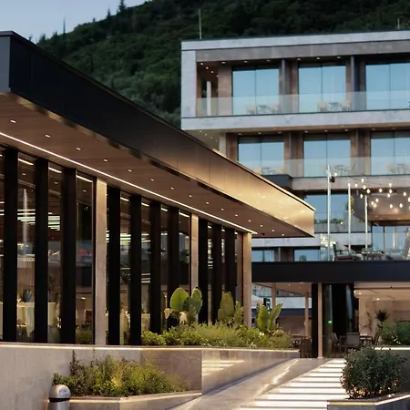 Prado Luxury Himare